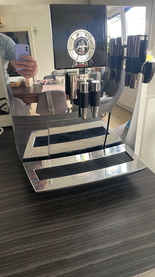 Jura Impressa J9 Chrom Kaffeevollautomat in Neuss