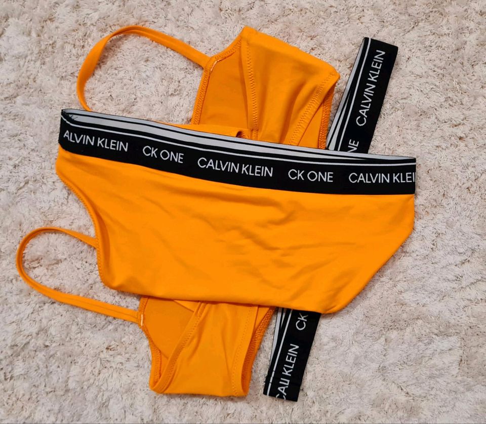 Neuer orangener Bikini in M/38 von Calvin Klein in Bad Emstal