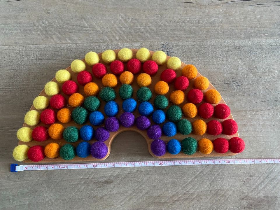 Montessori Regenbogen Holz mit Filzkugeln Holzspielzeug neuwertig in Leiferde