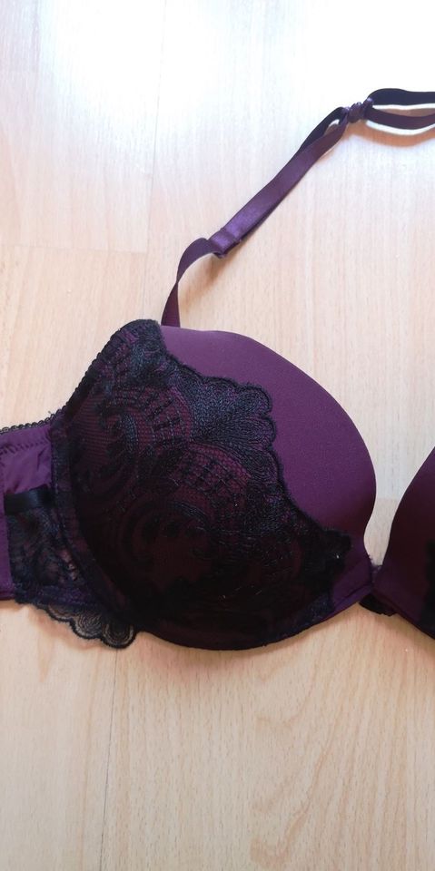 Hunkemöller BH lila/schwarz mit Spitze und Rückenelement in 80B in München