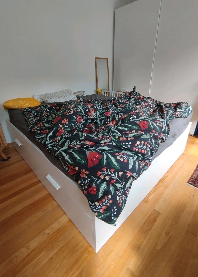 Brimnes Bett mit Schubladen (180x200) in München