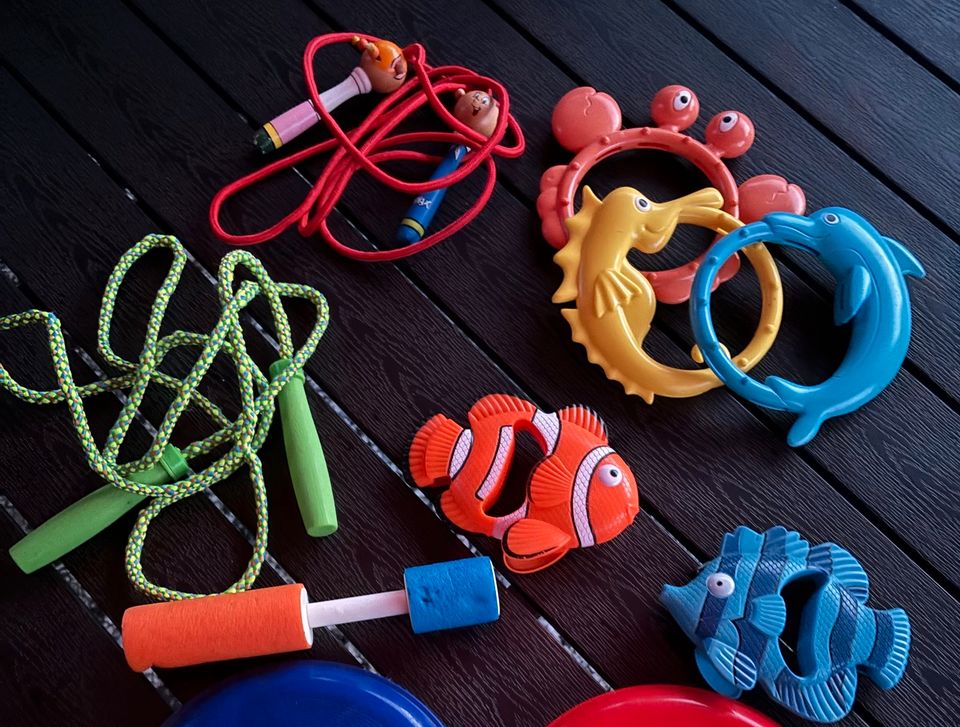 Garten Spielzeug Kinder Seil Frisbee Tauchringe Wasserpistole in Stuhr