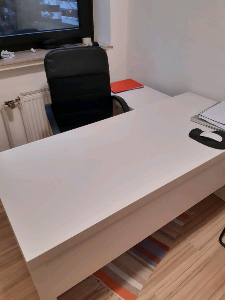 Schreibtisch ( mit Bürostuhl) in Bielefeld