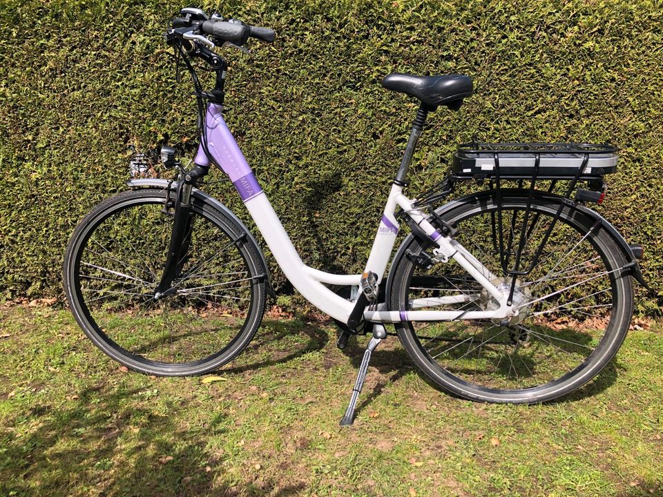 Verkaufe E-Bike,  gebraucht, 28 Zoll, weiß + lila in Neumünster