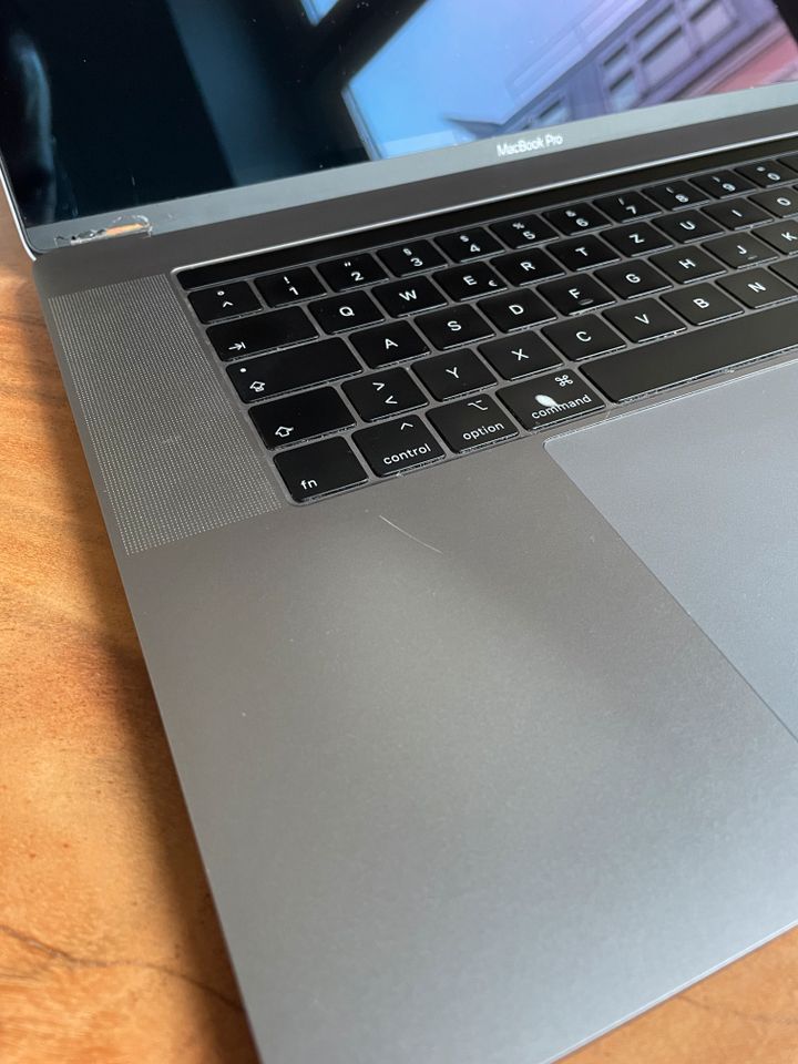 Gebrauchtes MacBook Pro 2018 15'' mit Überholbedarf in Berlin