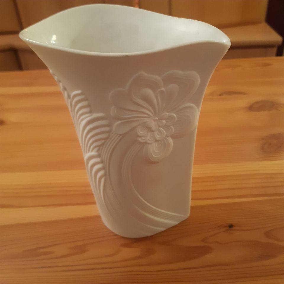 AK Kaiser Porzellan Vase BISKUIT weiss in Biederitz