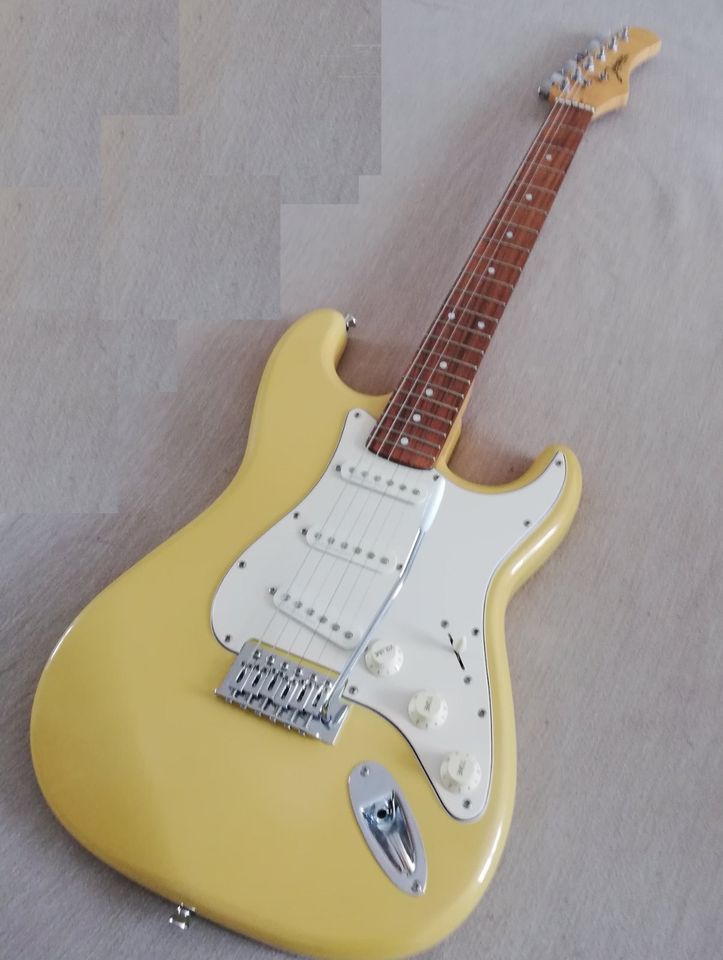 Johnson Stratocaster in sparkle yellow in Haßfurt