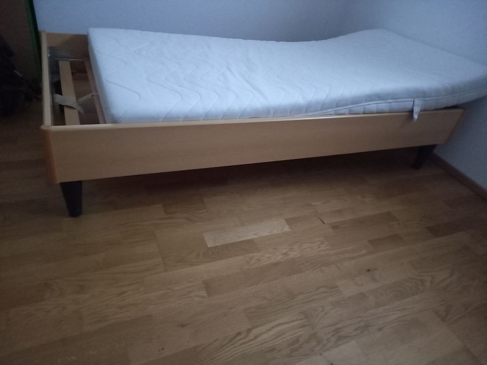 Kinder / Jugend Bett 90x200 Lattenrost u. Matratze in Kirchdorf a.d.Amper