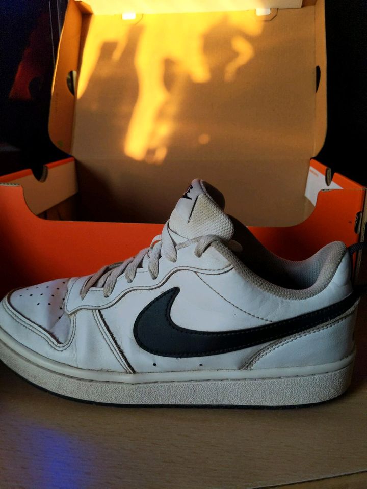 Schwarz-weiß an Nike Schuhe in Oedelsheim