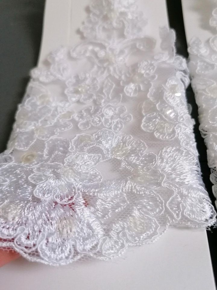 Handschuhe kurz Hochzeit Braut mit Spitze Blumen in Berga/Elster