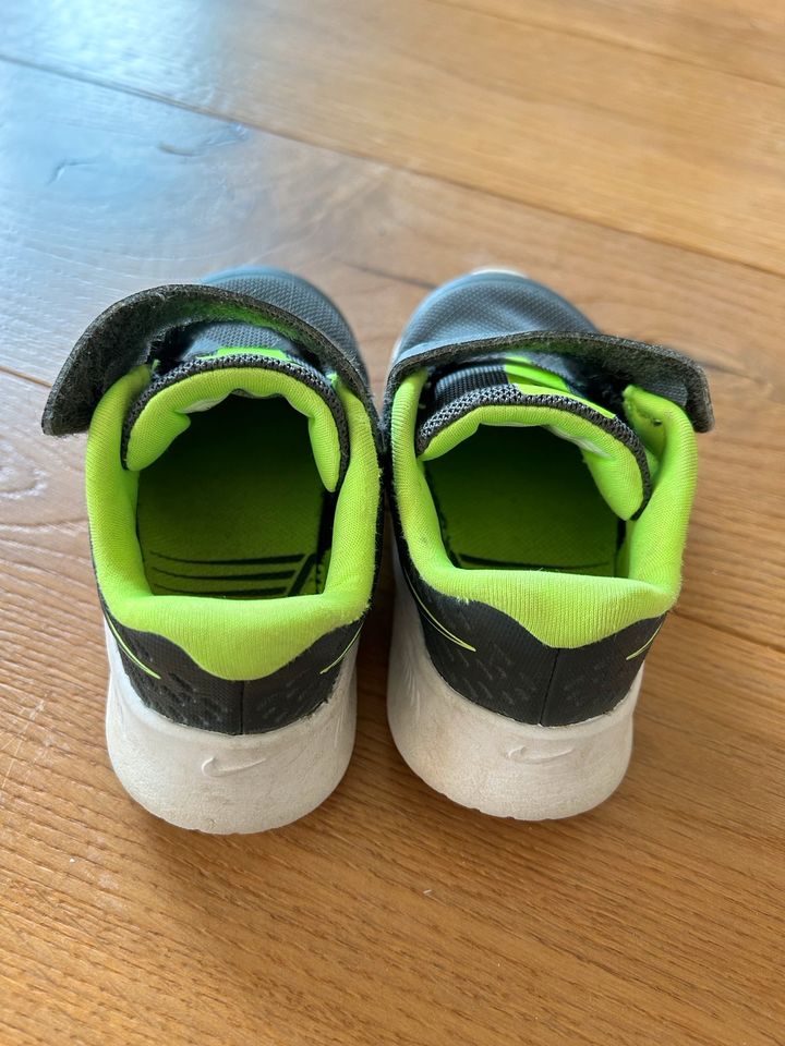 Kinder-Schuh, Nike Star Runner, schwarz/grün, 23,5, wie NEU in Kelkheim