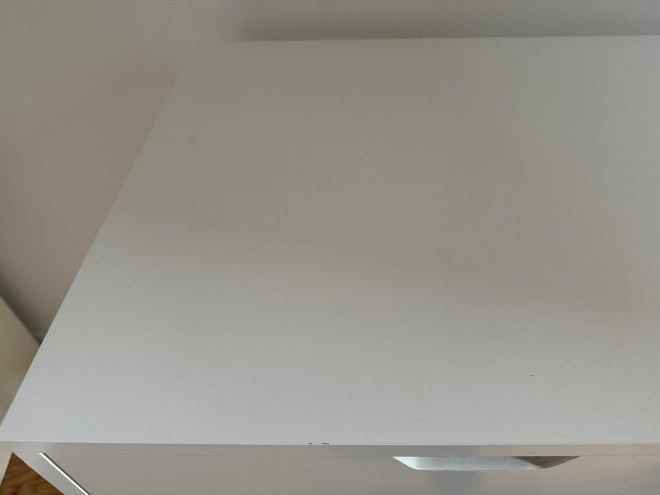 Schreibtisch mit 2 Schubladen weiß in München