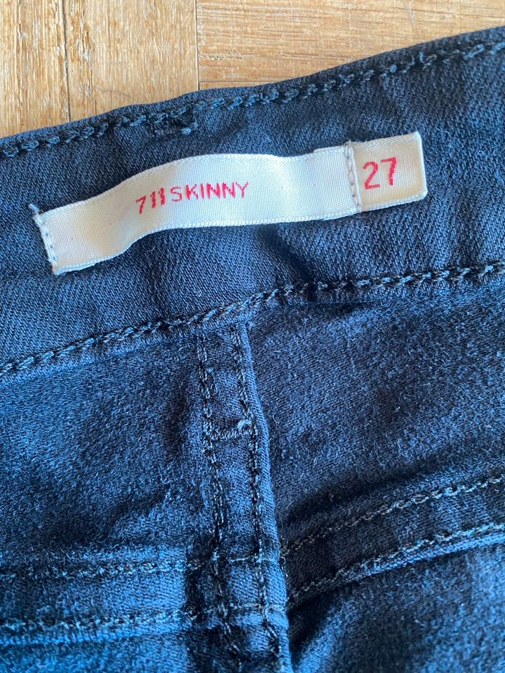 Levi‘s Skinny Jeans 711 schwarz Größe 27 in Hamburg