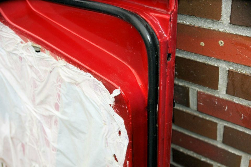 Mercedes Tür W201 190E, 190D vorne rechts in Rot Metallic in Hesel