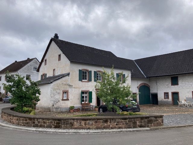 Denkmalgeschützter Gutshof mit großem Kaminzimmer und Stallungen in Winkelbauweise in Birgel