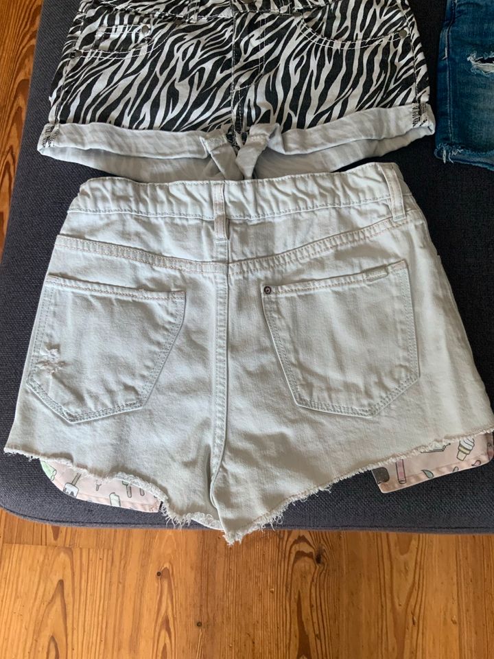 146 H&M Shorts Jeans Jeansshorts Hose Latzhose Rock in Liederbach