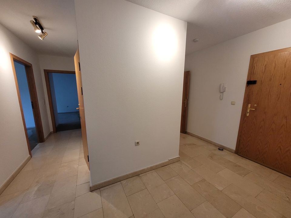 3-Zimmer-Wohnung mit Balkon, PKW-Stellplatz und Dusche in Bernsbach zu verkaufen! in Bernsbach 