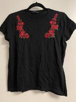 T-Shirt in schwarz mit Rosen Stickung Hannover - Misburg-Anderten Vorschau