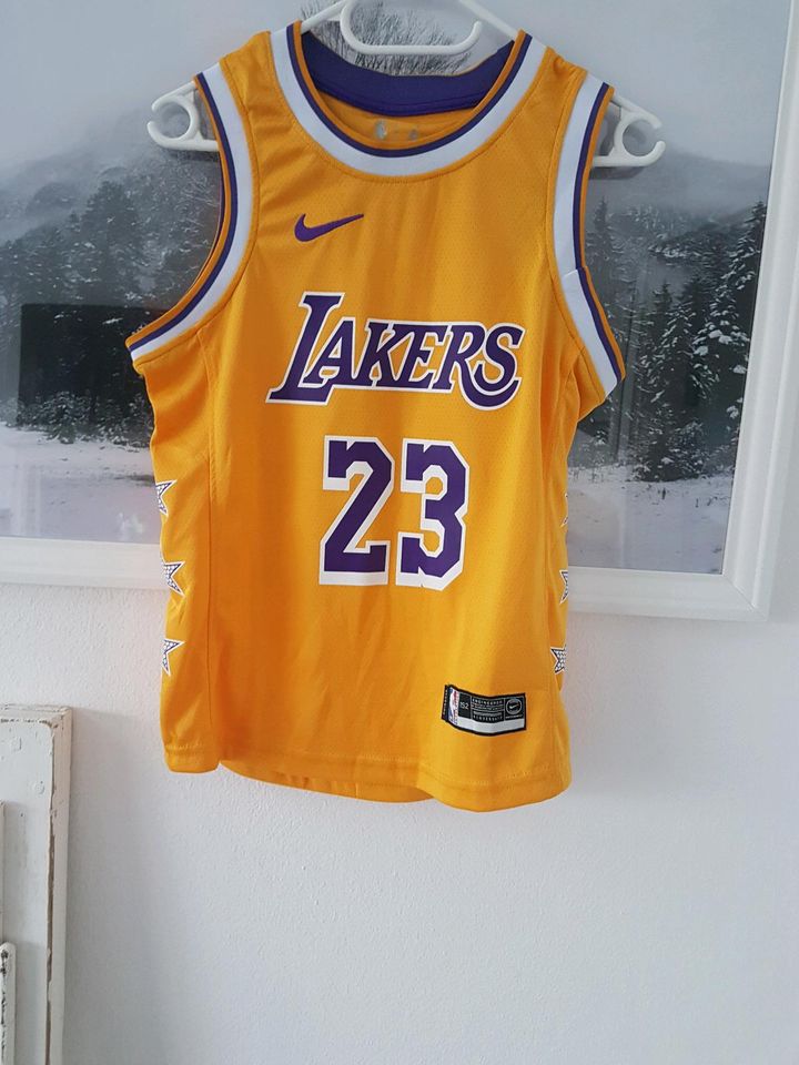 NIKE LAKERS 23 JAMES T-SHIRT GR 152 in Geseke