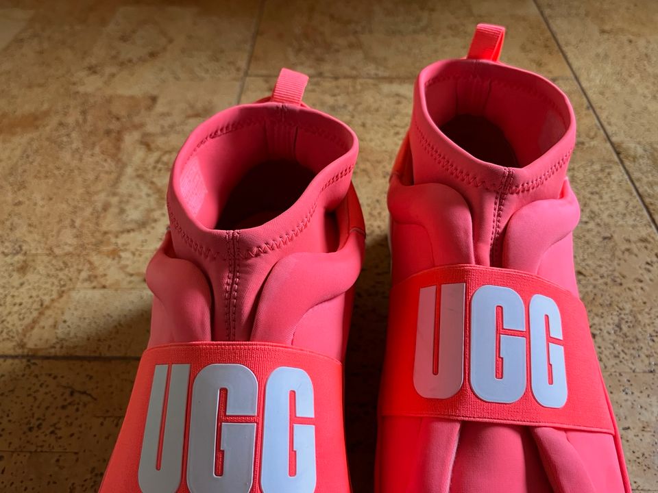 Sehr schöne sommerliche UGG Sneaker Größe 42 in Bendestorf