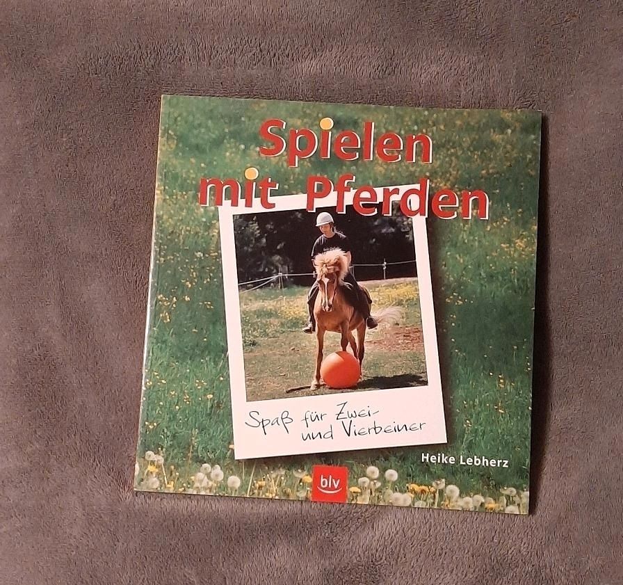 Heike Lebherz "Spielen mit Pferden" ISBN 3-404-16821-X in Berlin