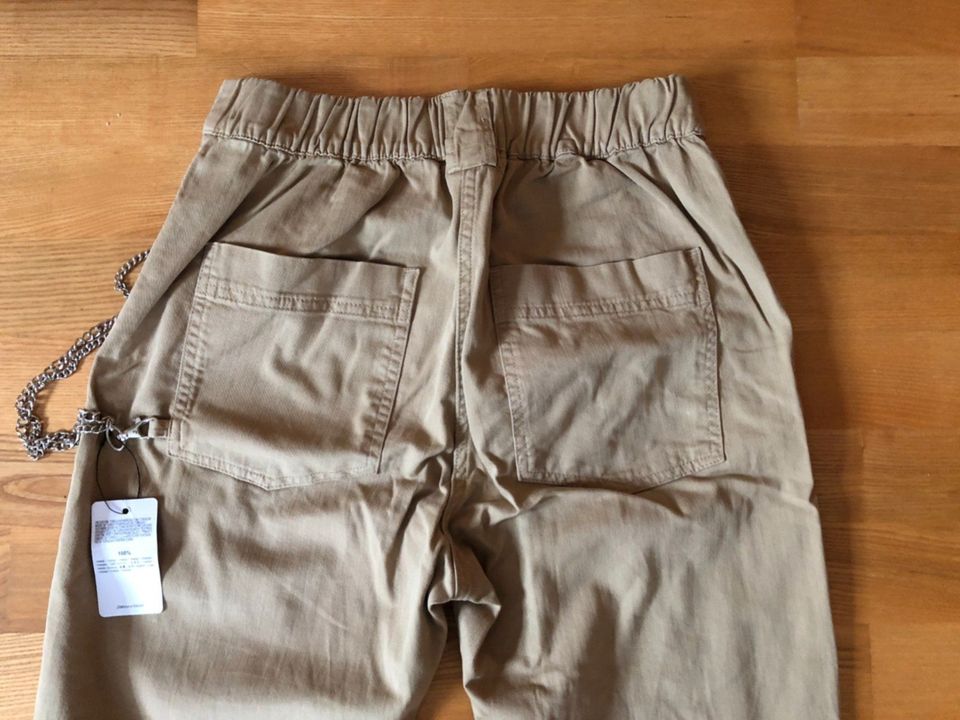 Bershka Hose Cargo 40 / L NEU mit Kettendetail, Gummizug am Bein in Hunderdorf