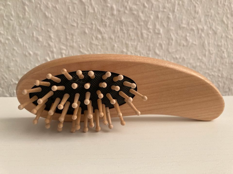 Neu unbenutzt: Haarbürste Bürste HolzHolzstiften Kopf Massage in Bremen