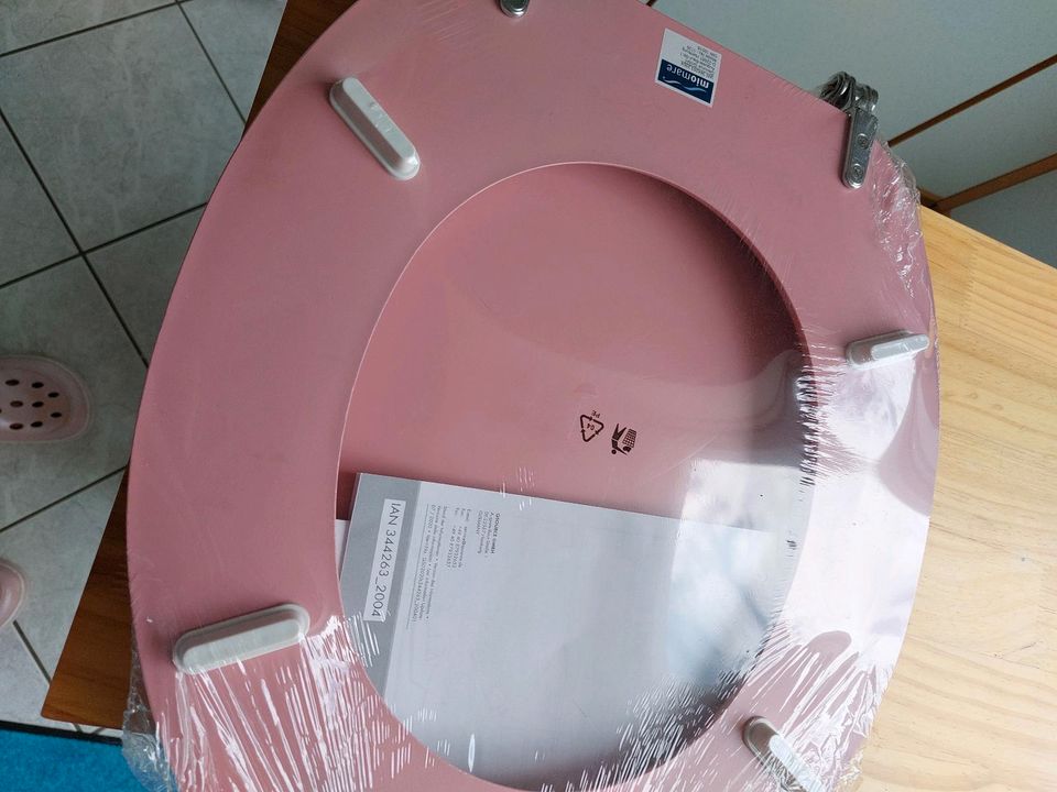 Neuer WC-Deckel in rosa in Flörsheim am Main
