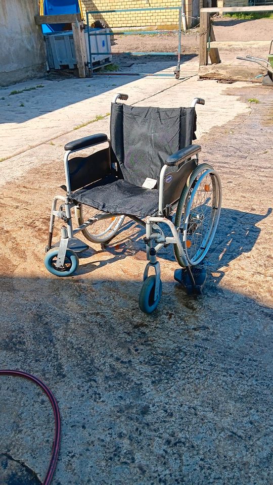 Rollstuhl mit Fussstützen in Silberstedt