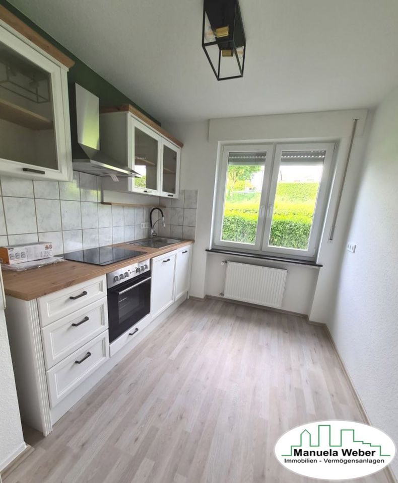 Hier können Sie einziehen! Modernisierte 4 Zimmer-Eigentumswohnung mit neuer EBK., Balkon, Gartenanteil u. St/Pl. in Feldrandlage /Pl., in Ranstadt