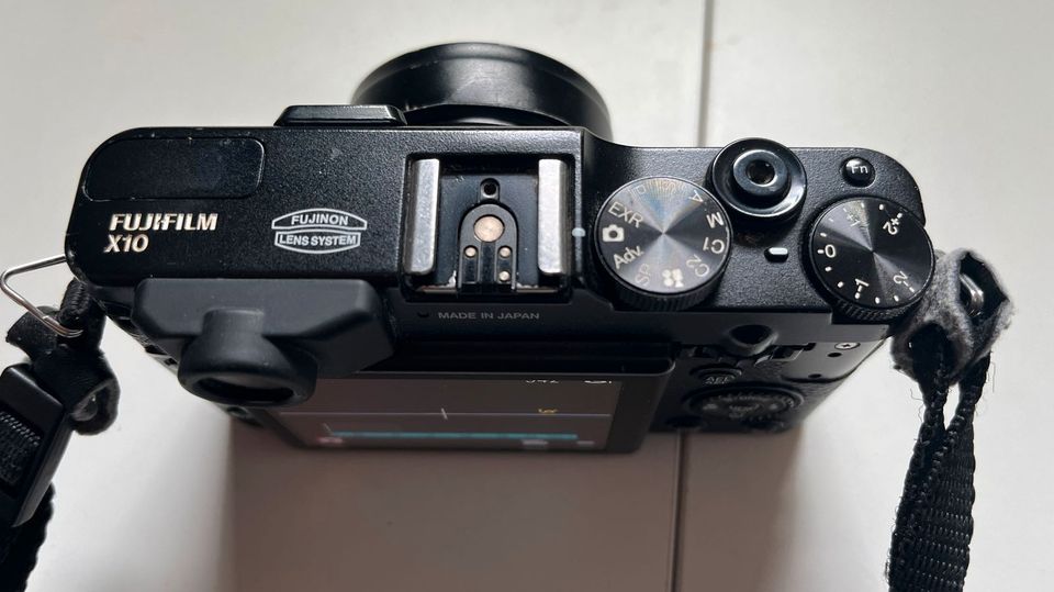 Fuji X10 Kamera mit Zubehör und OVP (kleiner Defekt) in Hamburg