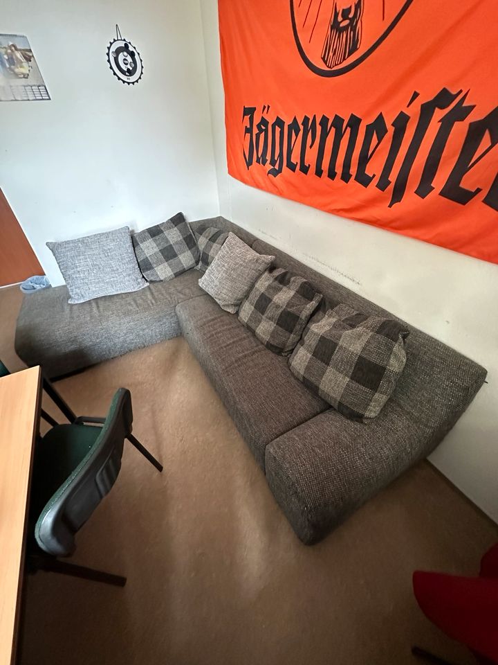 Graues Sofa in Kirchberg