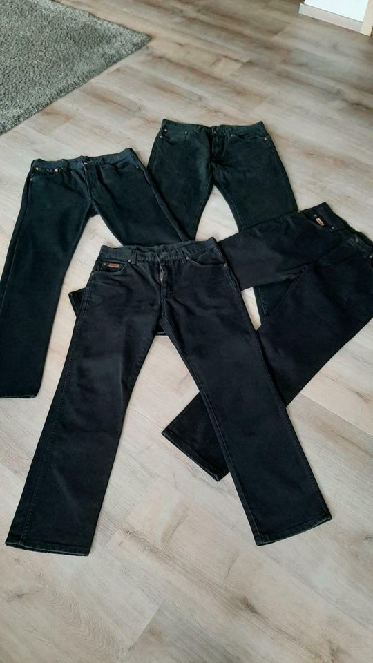 Jeans Hosen Wrangler schwarz top Zustand in Moers