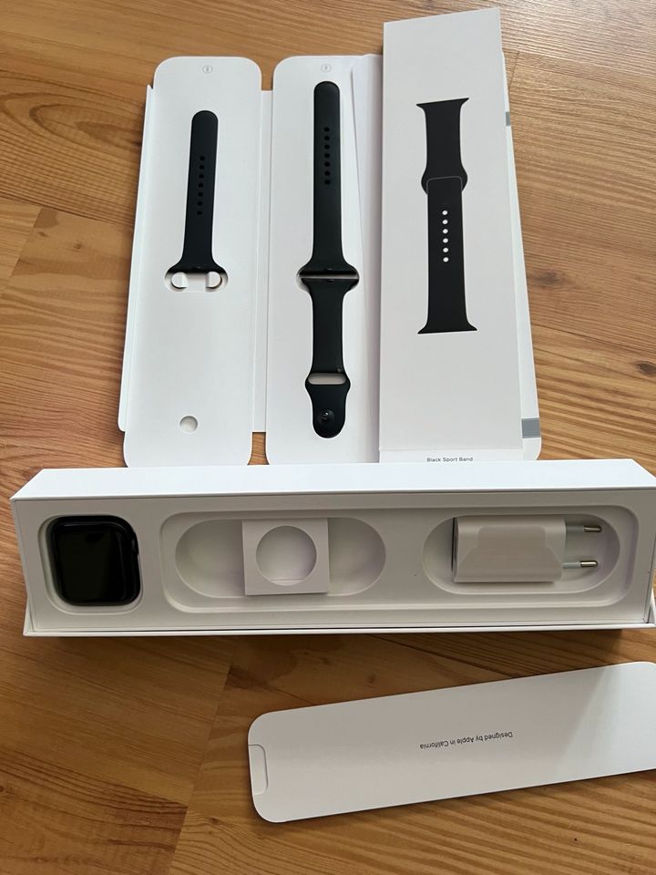 Apple Watch Serie 4, Space grau, Aluminium, 44 mm in Berlin