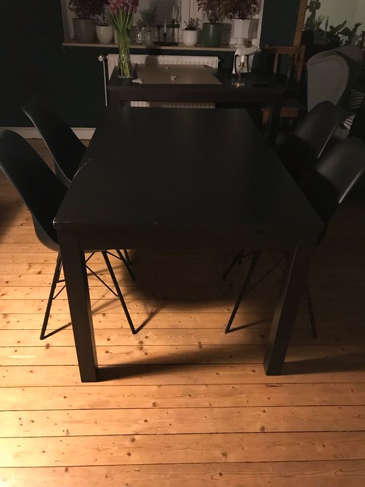 Tisch und Stühle in Osnabrück