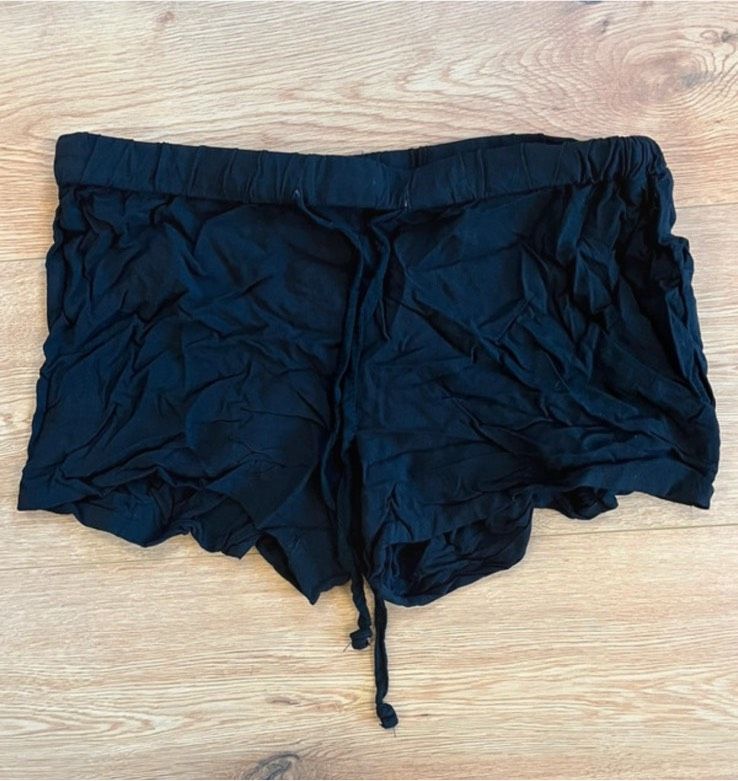 Kurze schwarze Hose - Shorts - mit Band in Bremen