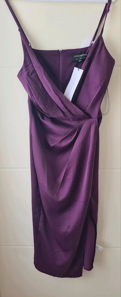 Satin-Midikleid mit Wickeldesign in Lila in Düren