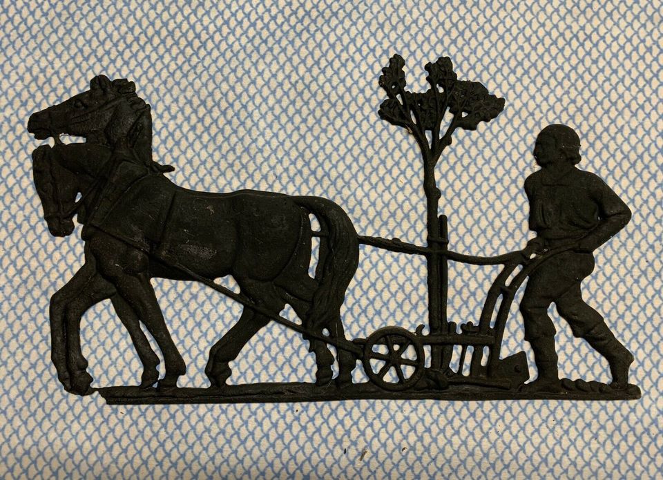 Gusseisernes Wandbild Pferd mit Pflug in Rethwisch