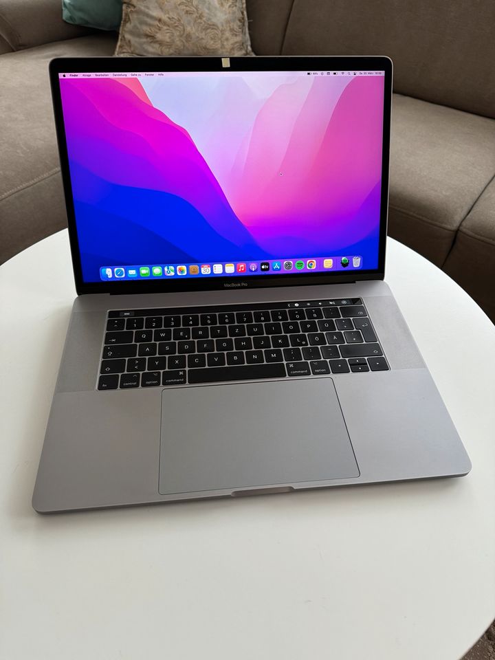 MacBook Pro (15”, 2016) - 2,9 GHz i7 - Touchbar - Top Zustannd in Rüsselsheim