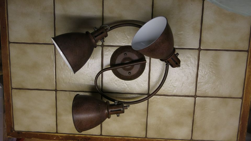 runde Lampe mit drei Strahlern, retro Style, dunkelbraun in Morsbach