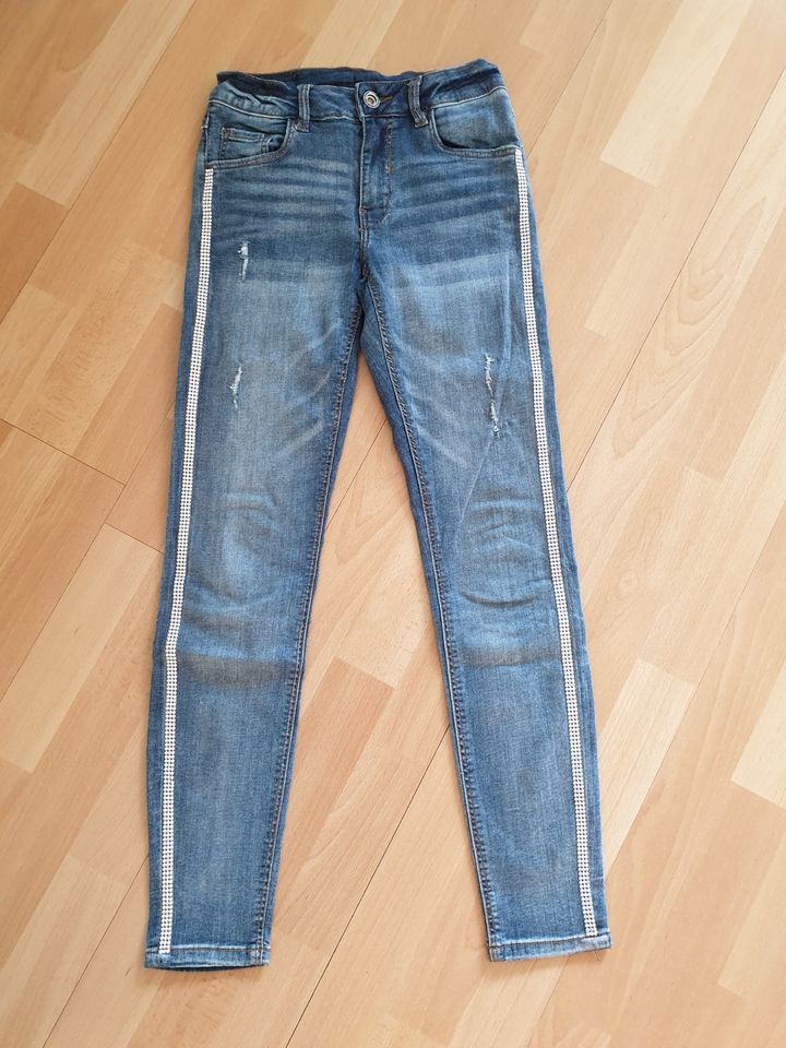 Modische Jeans gr. 152 mit Glitzersteinen in Troisdorf