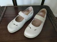 BÄR Mary Jane Ballerina Sandale, Gr. 37 Nubukleder cremeweiß Stuttgart - Bad Cannstatt Vorschau