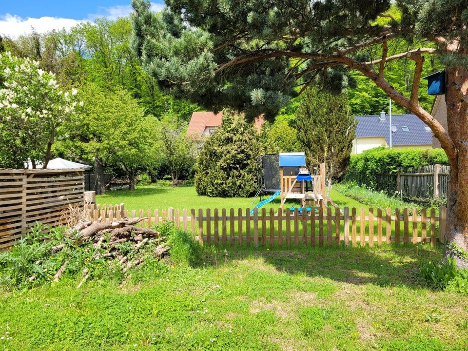 Sehr schönes sonniges Baugrundstück (voll erschlossen) mit kleinem Gartenhaus und großer Garage in Eisenach