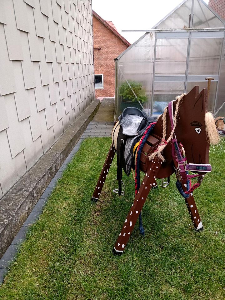 Holzpferd mit Zubehör in Gronau (Leine)