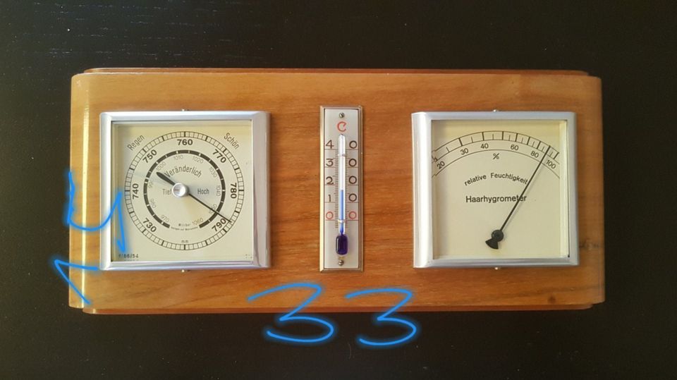 Wetterstation - alte Station mit Hygrometer und Thermometer in Schwetzingen