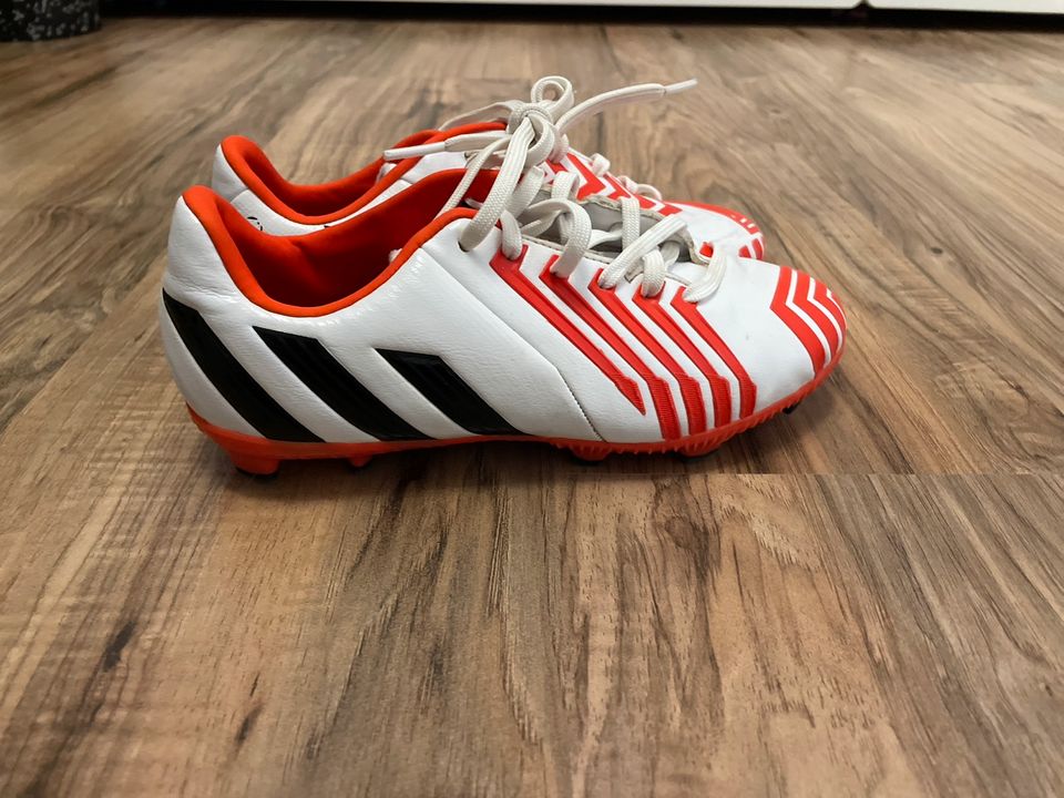 Fußballschuhe von Adidas Größe 35 in Horb am Neckar