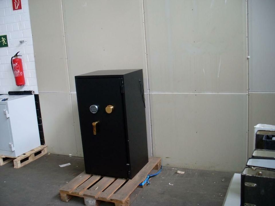 Uhrenbeweger Tresor Zahlenschloß Watch Winder Grad 3 4 Uhren Safe in Frankfurt am Main