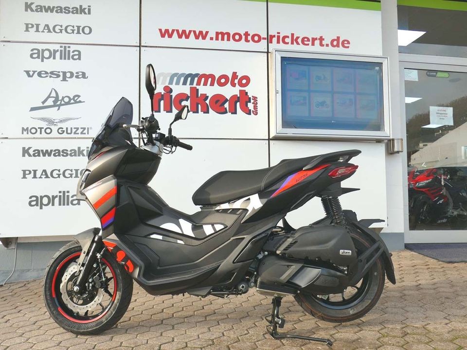 Aprilia SR GT 200 RACING-REPLICA HIGH-END-SCOOTER in Braubach