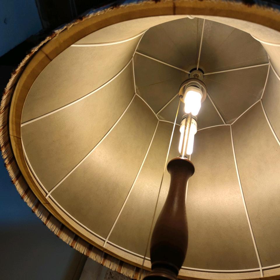 Antike Stehlampe mit großem Lampenschirm massivholz Messing in Braunfels