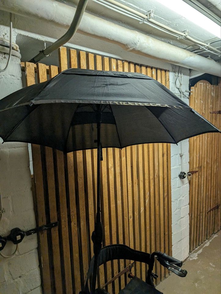 Rollator mit Regenschirm in Essen